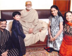 Holy Saint Shri Morari Bapu with Mr. Rajiv Podar and
family at Podar House, Bombay