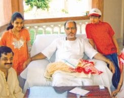 Holy Saint Pujya Bhaishri Rameshbhai Oza with
Mr. Rajiv Podar and family