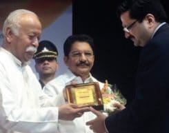Mr. Mohan Bhagwat, Chief of Rashtriya Swayamsewak Sangh (RSS) presents a momento to Mr. Rajiv Podar at a function on the release of the book ‘Samagra Vande Matram’. Also seen in the picture is Mr. Vidyasagar Rao, Governor of Maharashtra